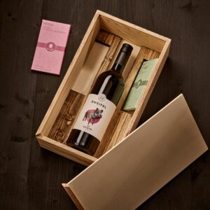 Holzkiste mit Schokolade und Wein