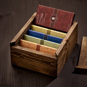 Holzkiste mit Schokolade